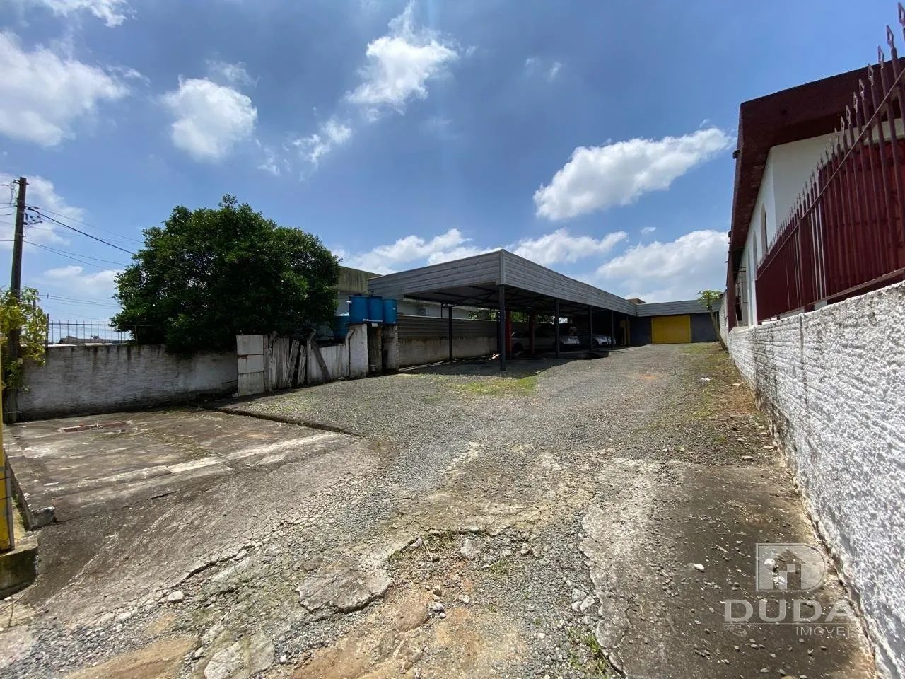 Terreno com uma área construída de aproximadamente - Foto 2