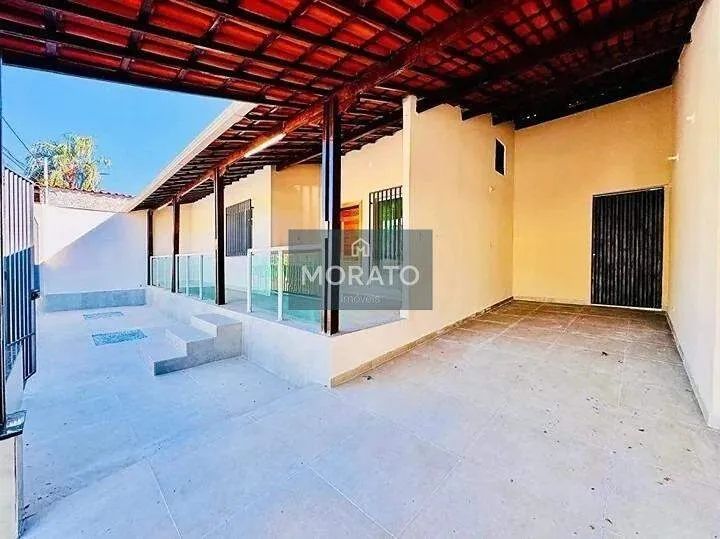 Casa com 3 quartos sendo 1 suíte com 2 vagas de garagem no bairro Serrano.