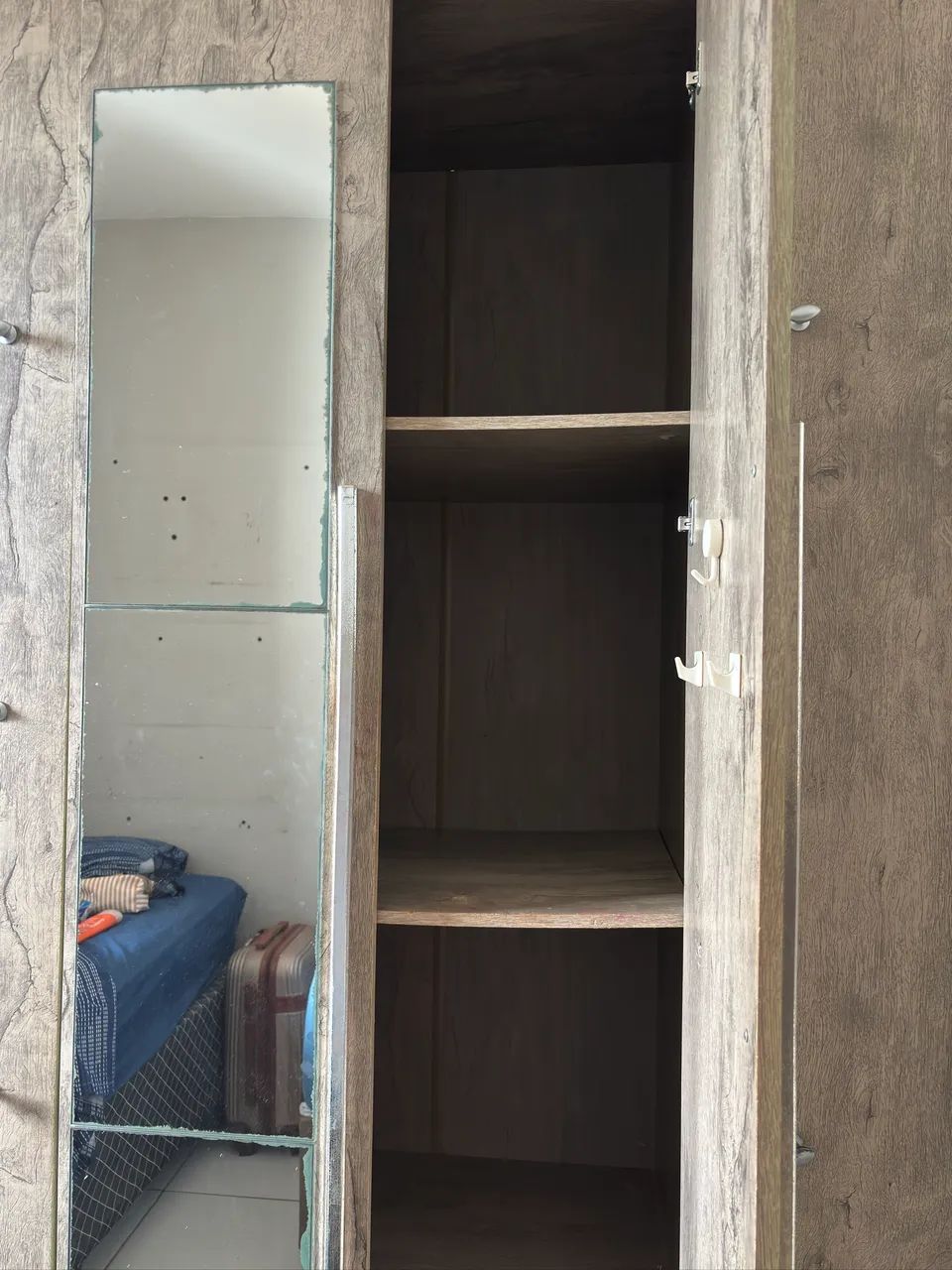 Vende-se guarda-roupa de solteiro - Foto 2