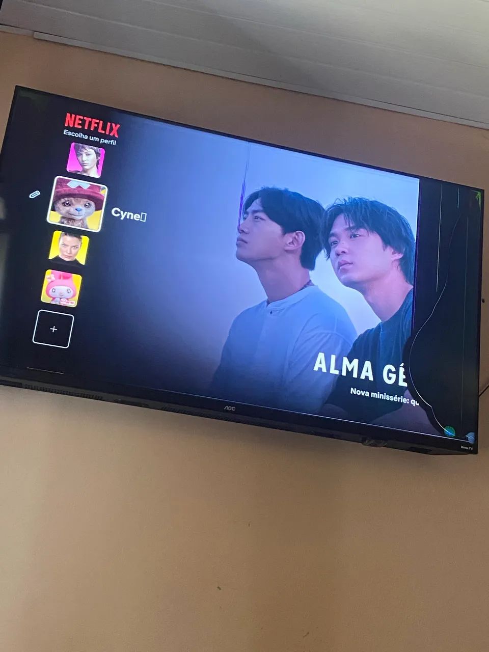 Vendo tv quebrada de 50 polegadas, vem com controle e pezinho