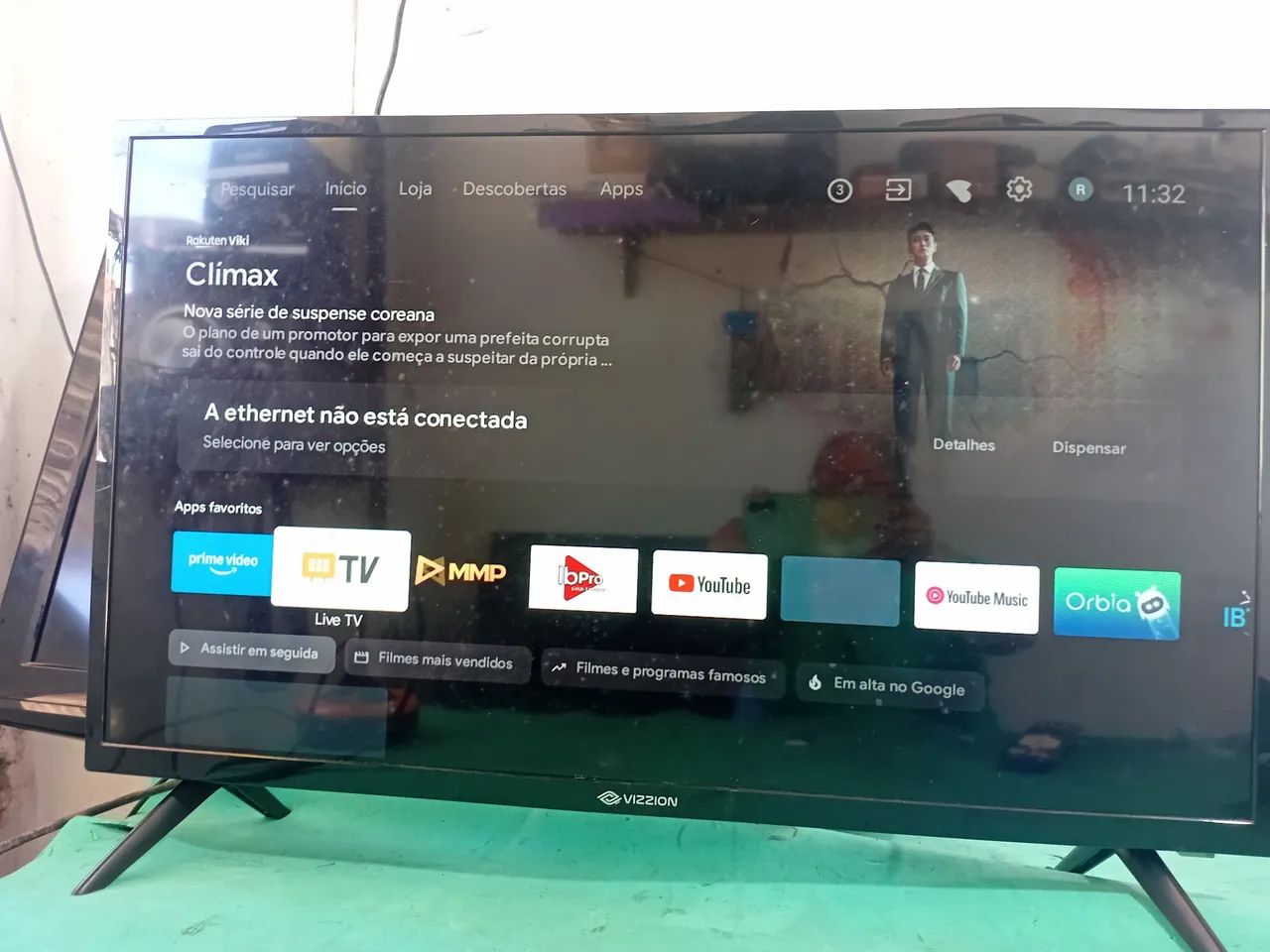 Vendo Smart TV Android 32 polegadas funcionando normal ta com pé e controle, valor 650 rea - Foto 3