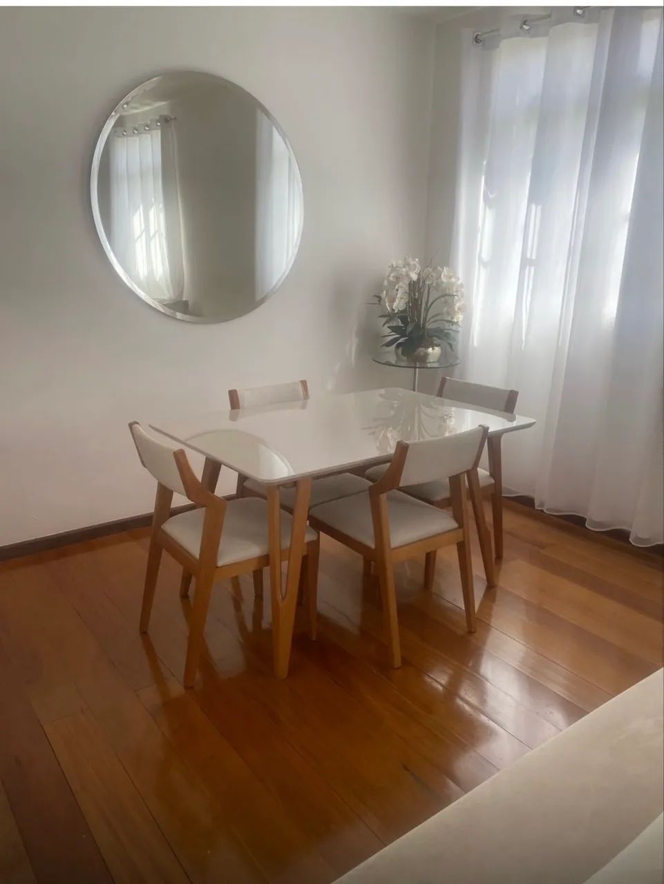 Mesa madeira 4 cadeiras linho . 