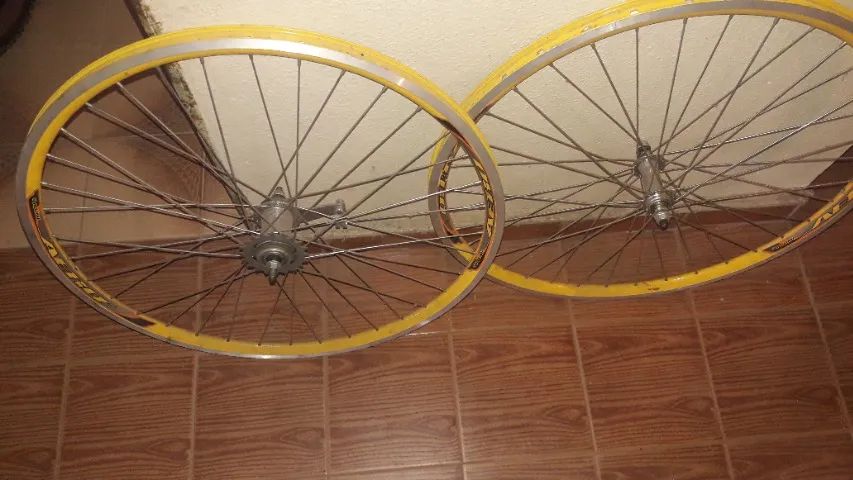 Par de rodas de bicicleta.