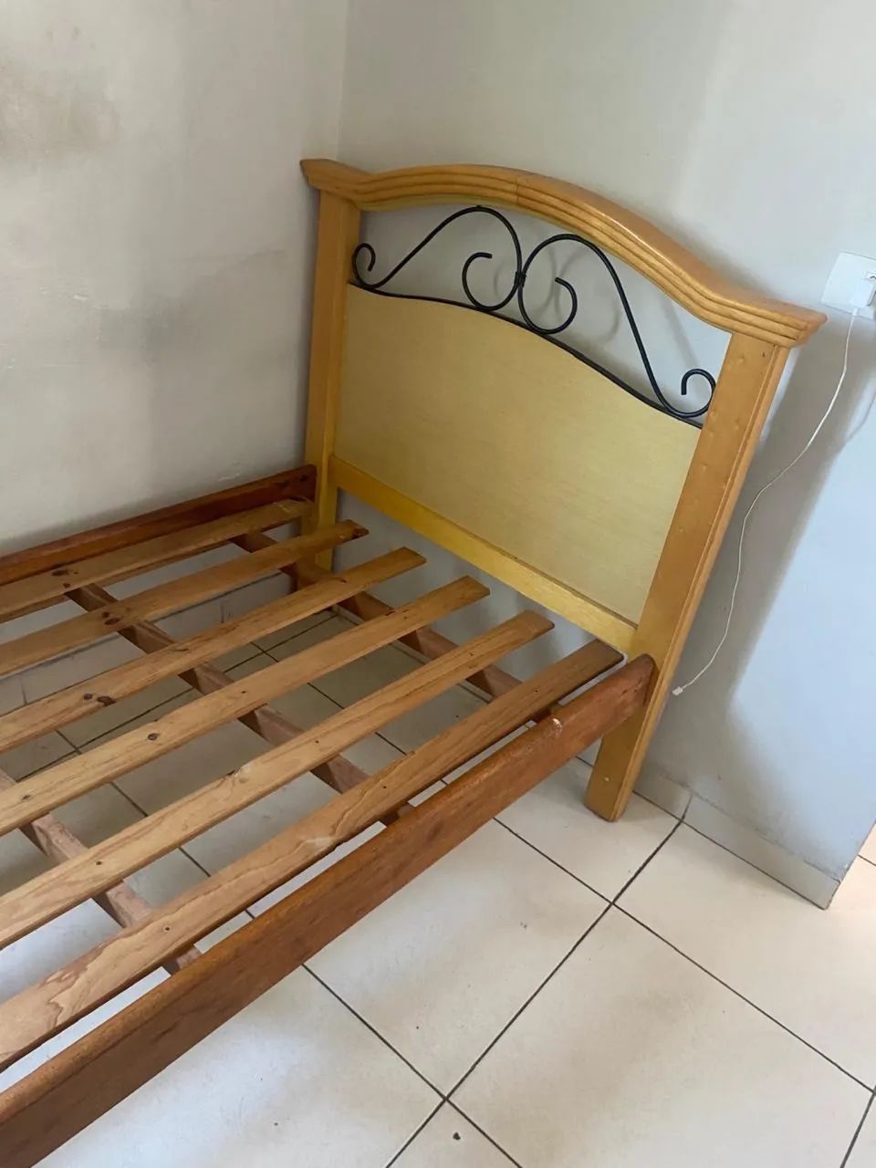 Cama de madeira 