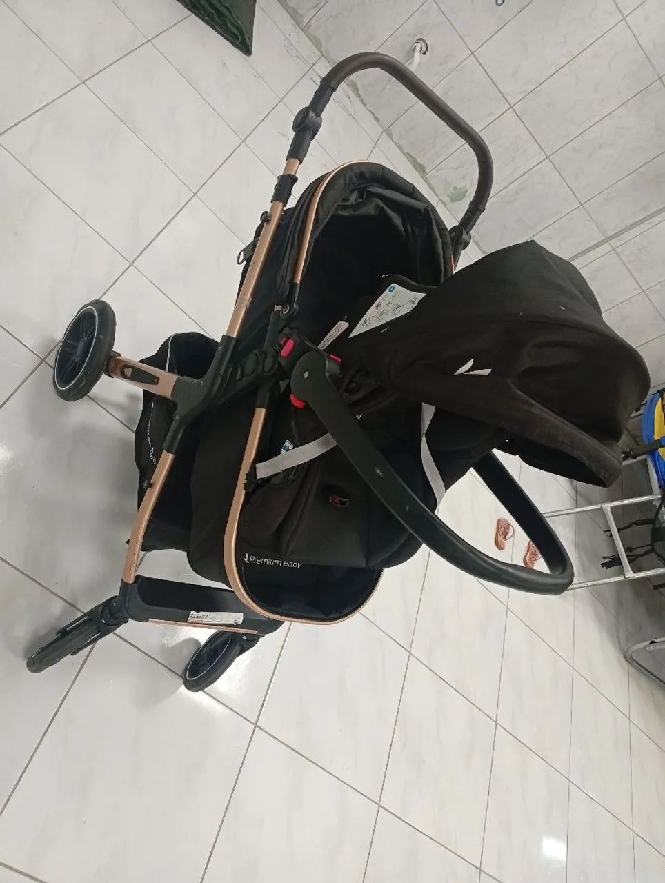 Vendo carinho de bebê semi novo, com Moisés, cadeirinha , bebê conforto e suporte do bebê  - Foto 2
