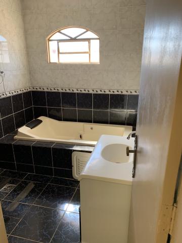 Ótima casa de 4 qts, suite, área de lazer completa em lote de 700 metros - Foto 5