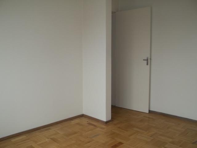 Apartamento dois dormitórios + dep. de empregada, central, ótimo para estudantes - Foto 5