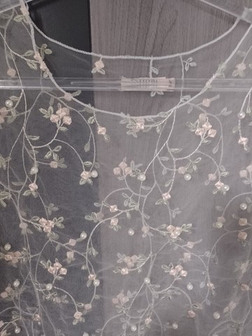 blusa em tule com bordado e pérolas - tamanho  p - Foto 4