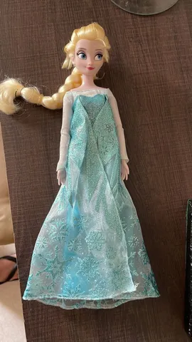 Boneca Frozen Elsa canta e brilha