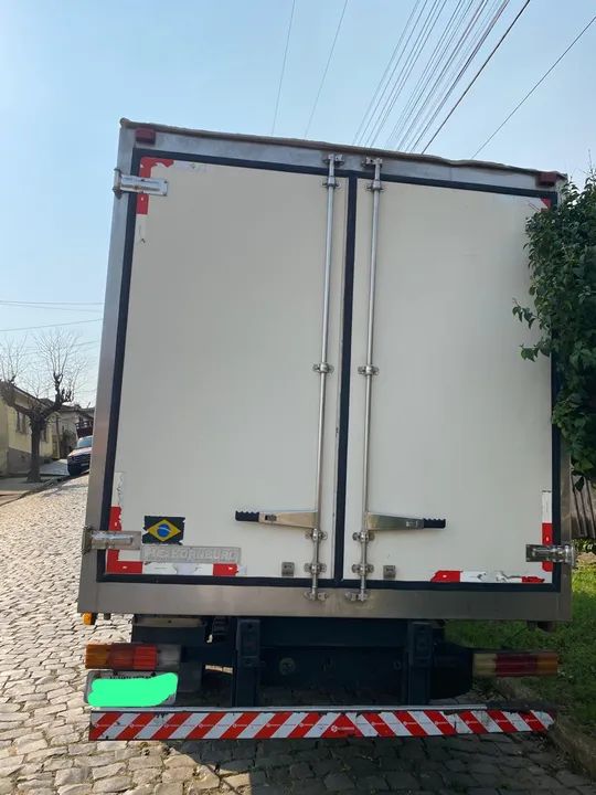 Vendo  Acello 915c 2011 com baú frigorífico canelado  - Foto 8