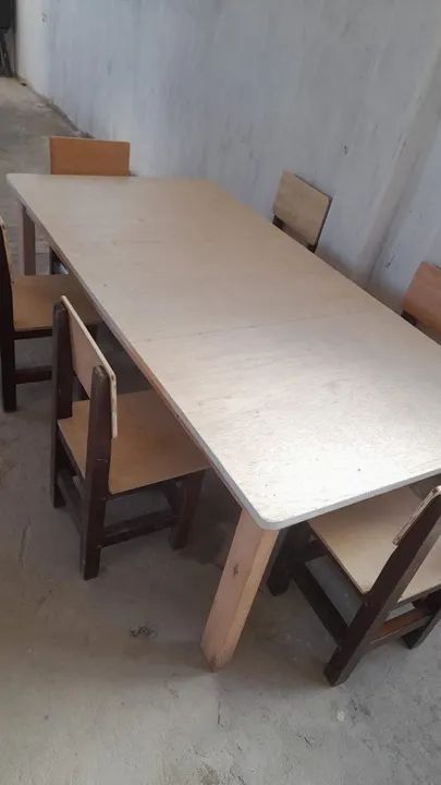 Mesa de madeira infantil para 6 pessoas