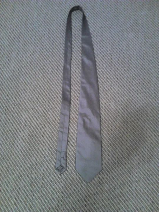 Gravata lisa de seda importada italiana na cor cinza - Foto 2