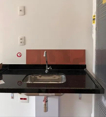 Bancada de cozinha com cuba de inox e sifão