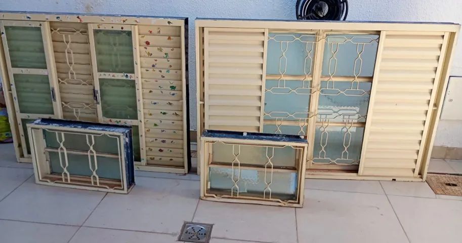 Janelas Venezias e Porta de Madeiras 