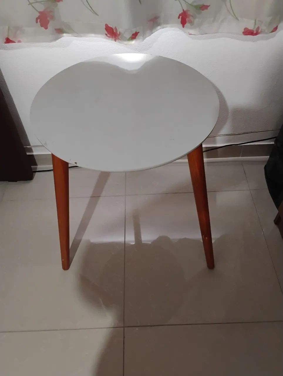 Mesa Lateral Branca com Pernas de MADEIRA MACIÇA 