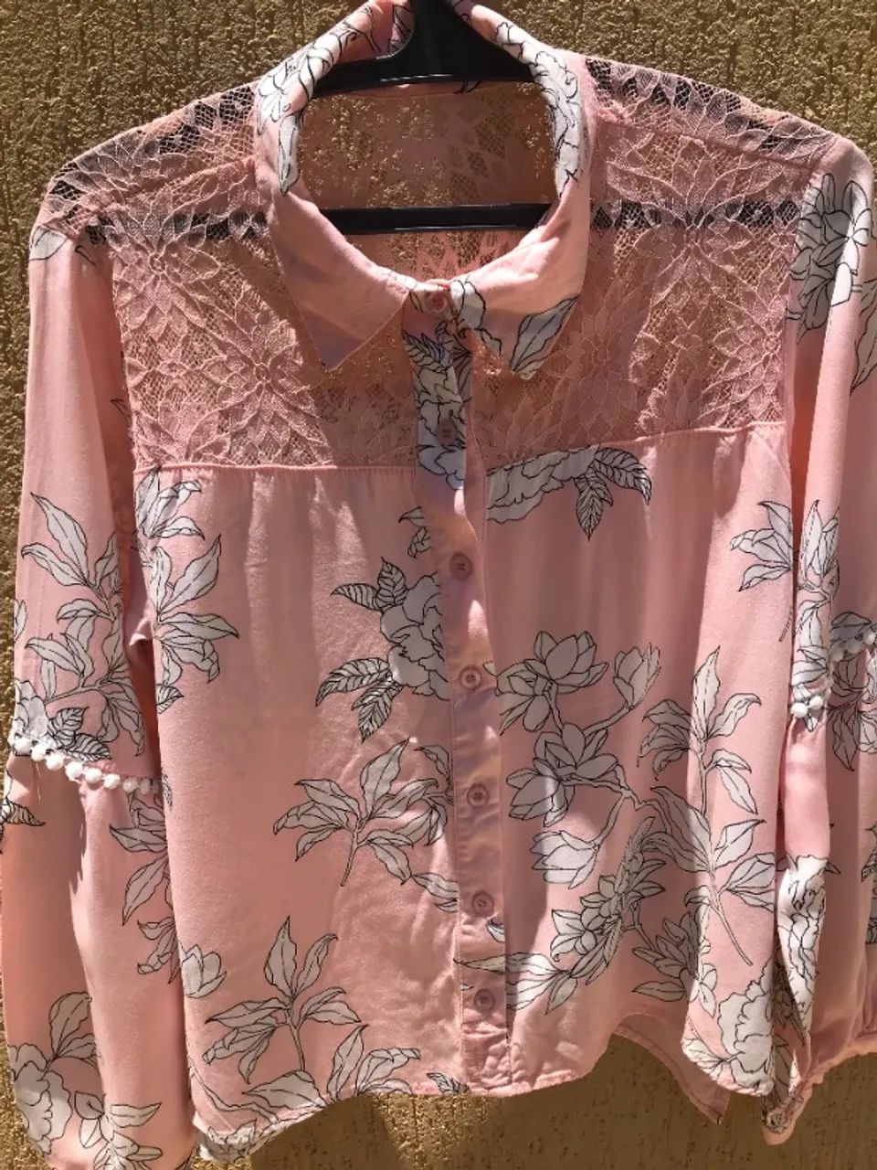 Camisa Rosa Com Flores Brancas E Renda - Foto 3