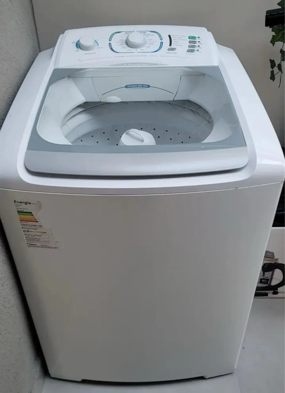 Máquina de lavar 15 Kilos semi nova 790 reais 