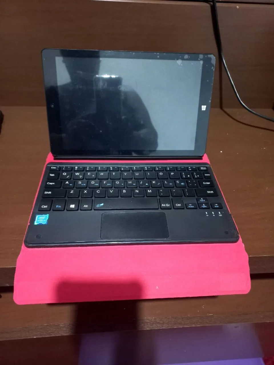 Tablet com sistema windows acompanha teclado