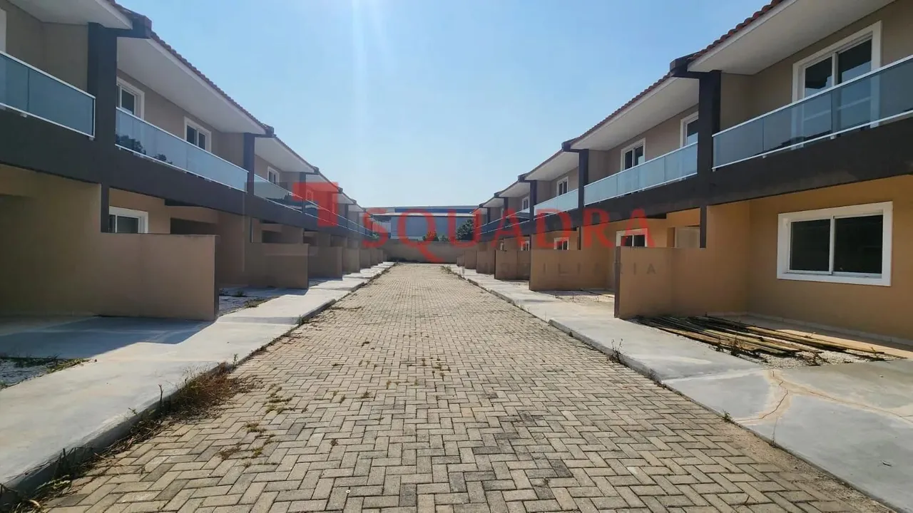 Sobrado com 3 dormitórios para alugar, 105 m² por R$ 2.080/mês - Roseira - São José dos Pi