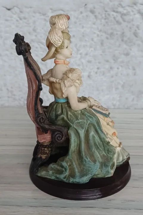 Dama na Cadeira - Peça em resina  - Foto 2