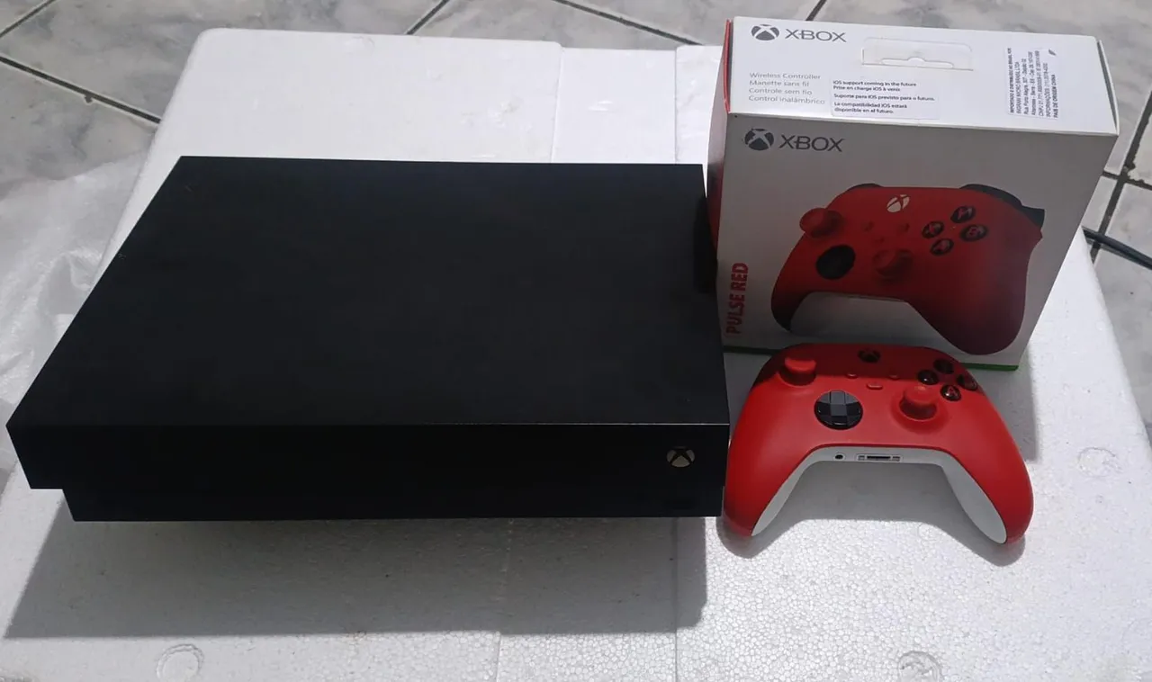 Xbox One X + Controle Pulse Red