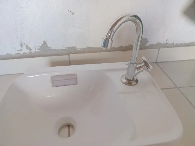 Vende-se lavatório suspenso 40x30 com torneira
