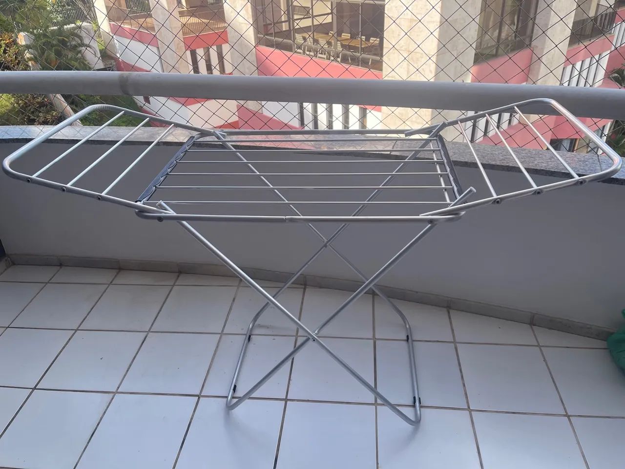 Varal de Roupa Retrátil em Metal