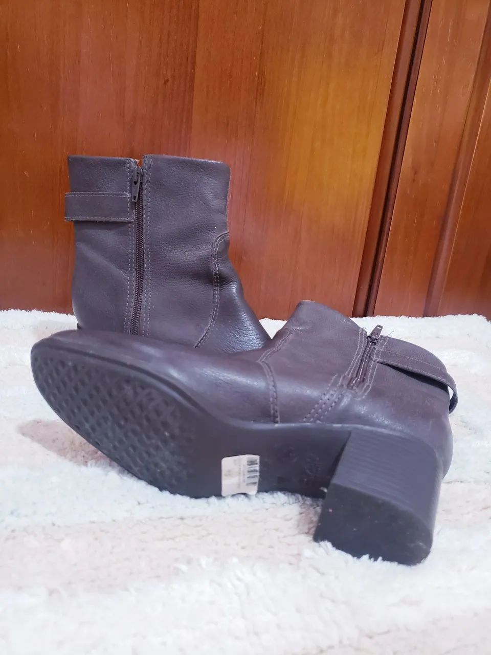 Bota de couro marrom com detalhes - Foto 3