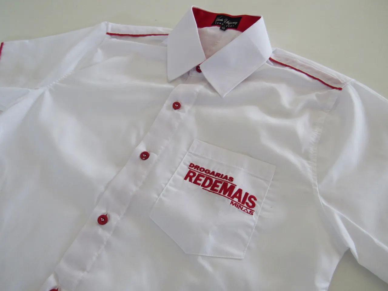 Camisas brancas de uniforme - Drogarias Redemais - Foto 3
