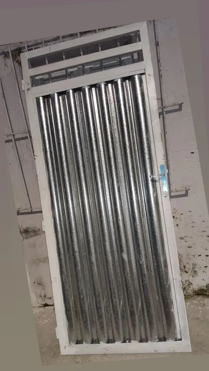 Portão para garagem num precinho de chapa galvanizada 2,10 de altura por 2,50  - Foto 2
