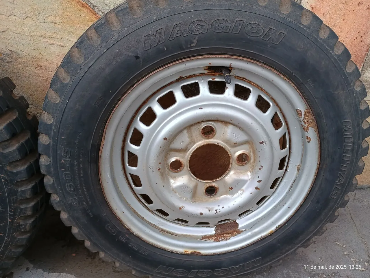 Roda aro 15 Fusca com Pneu Maggion Militar 3.60-15