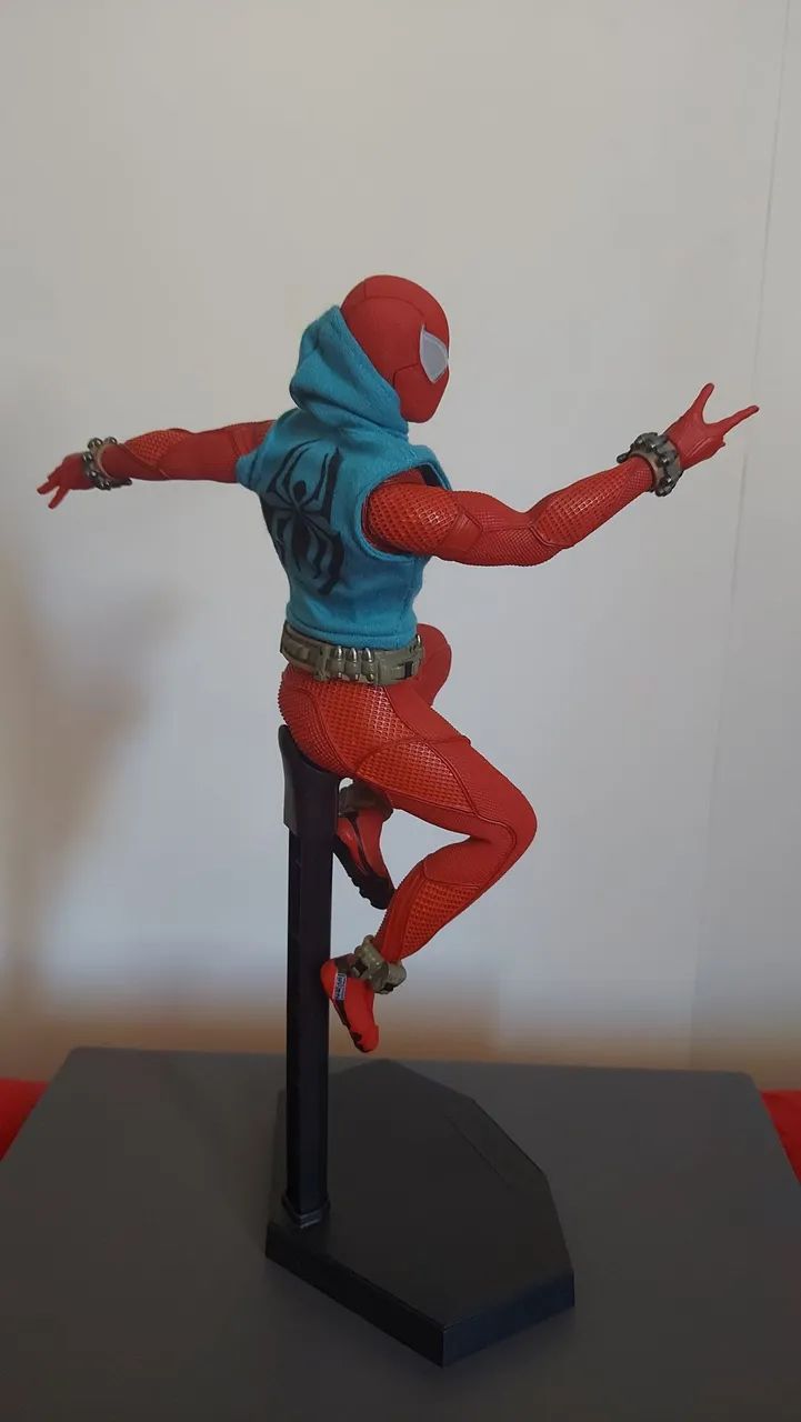 Spiderman 1/6 Aranha Escarlate  - Foto 4