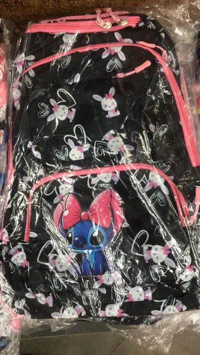 Mochila Stitch com estampa de coelhinhos