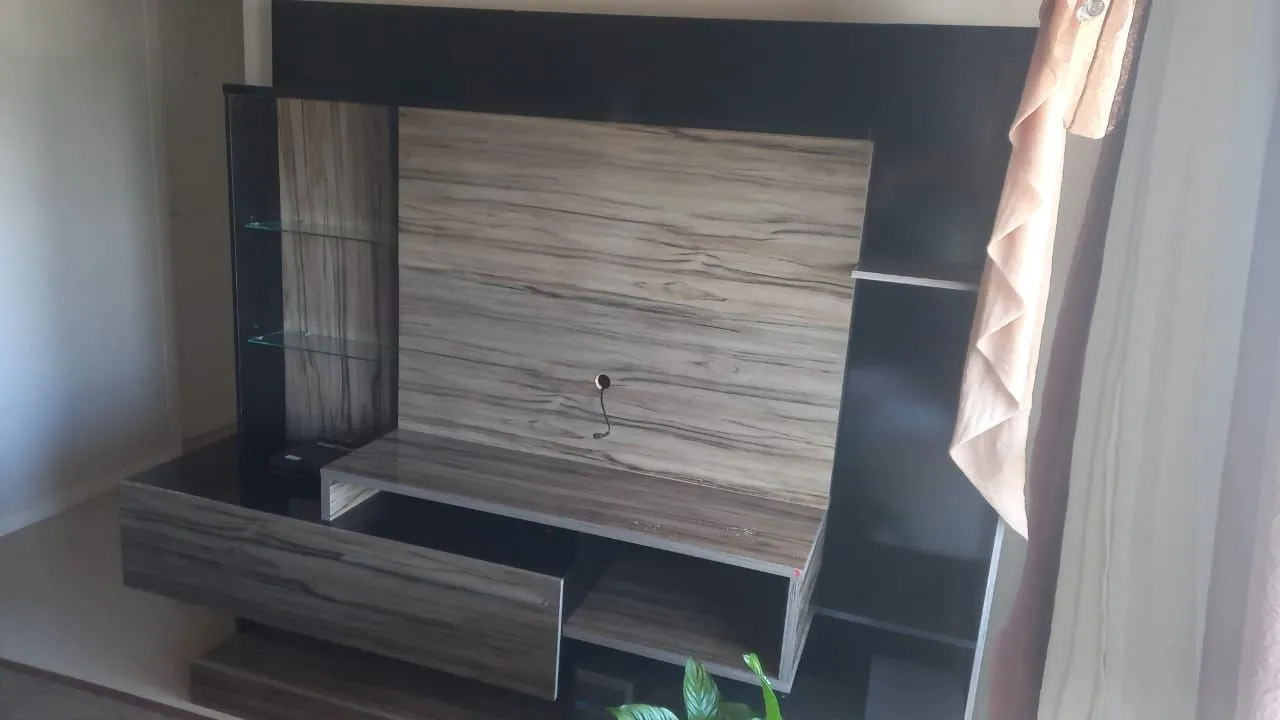Painel para TV Moderno com Prateleiras e Nichos