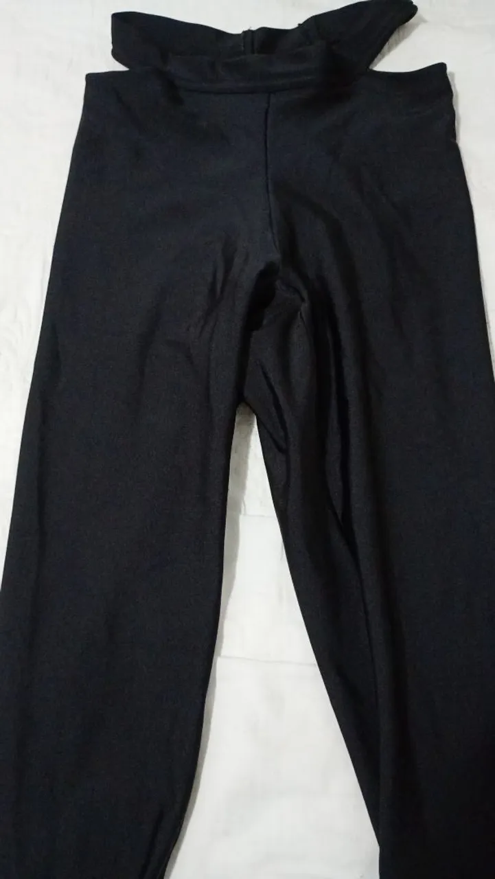 Macacão preto com detalhe no ombro