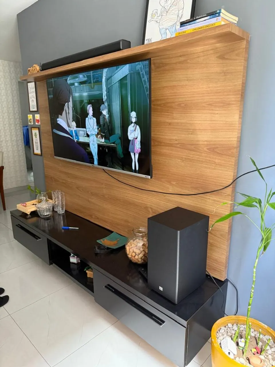 Painel para TV com prateleira e nicho