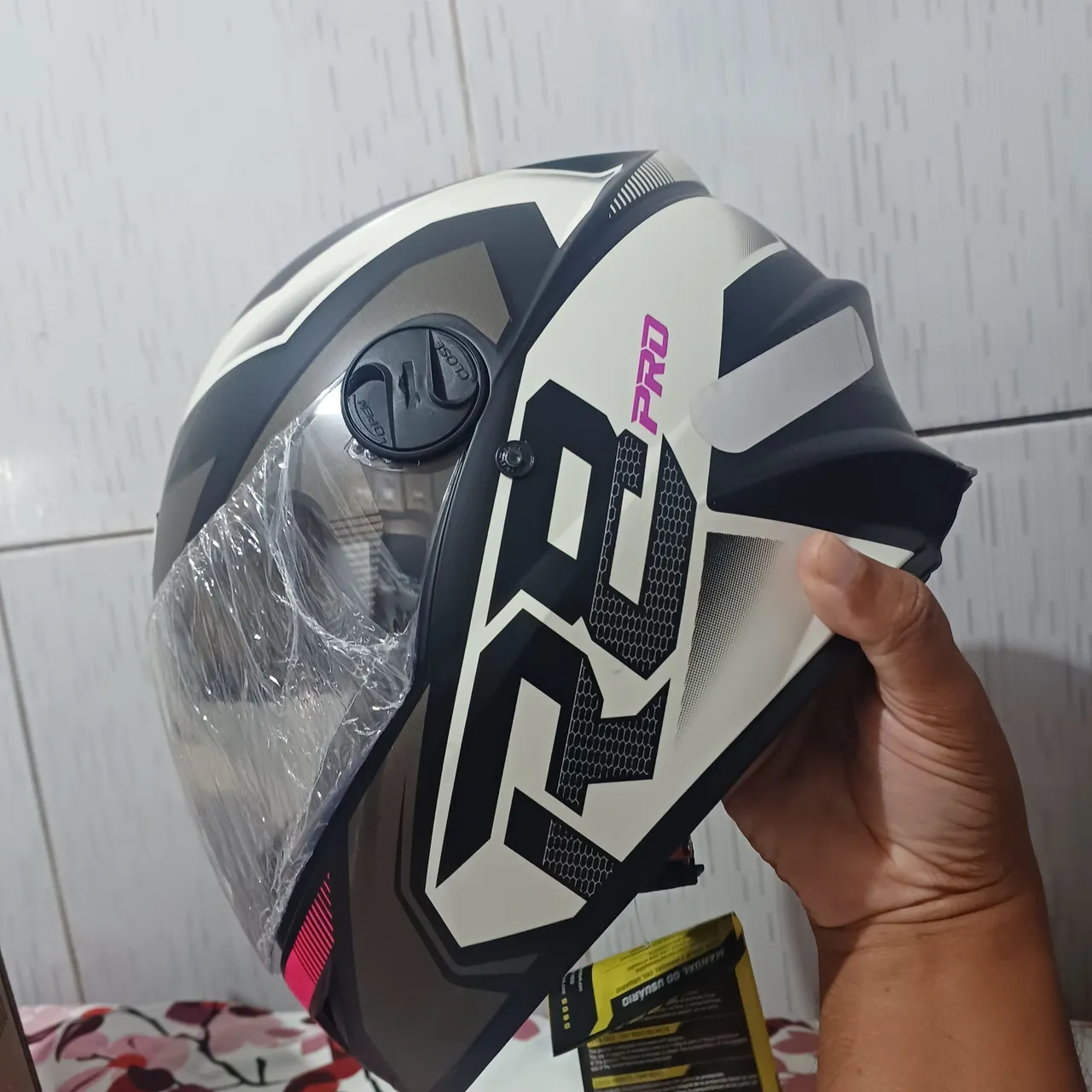 Capacete R8 Pro Branco/Preto