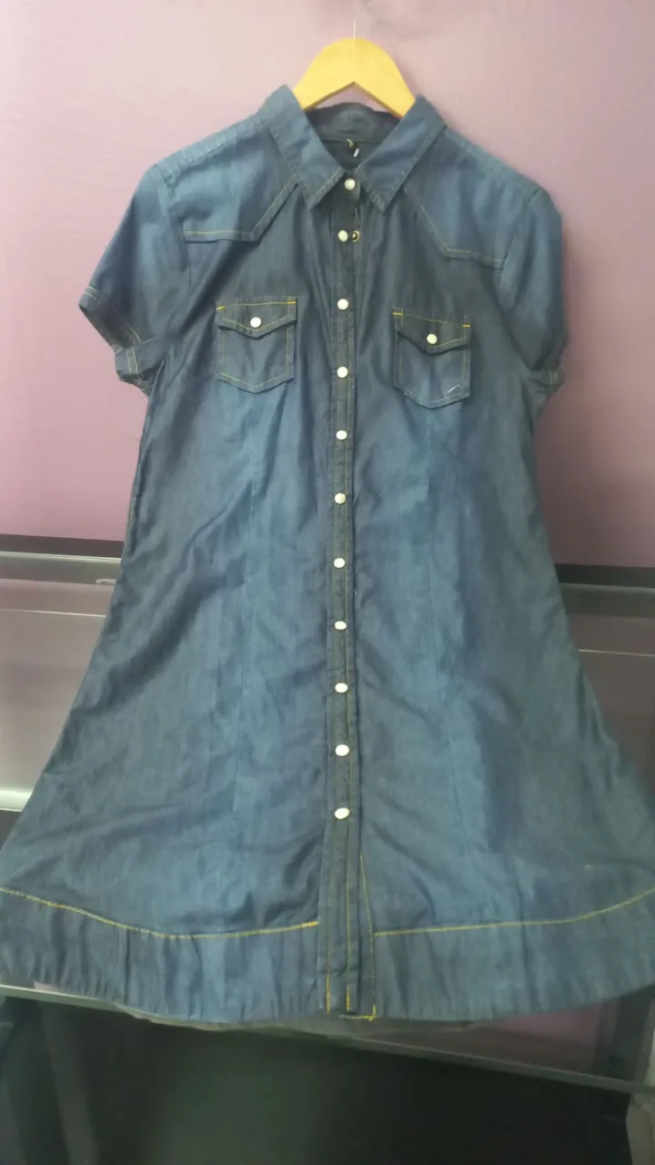 Vestido Jeans Casual com Detalhes em Costura