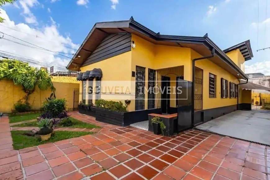 Casa com 4 Dormitórios, 1 Suíte, 209 m², aluguel de R$ 4.150 + Taxas - Rebouças, Curitiba