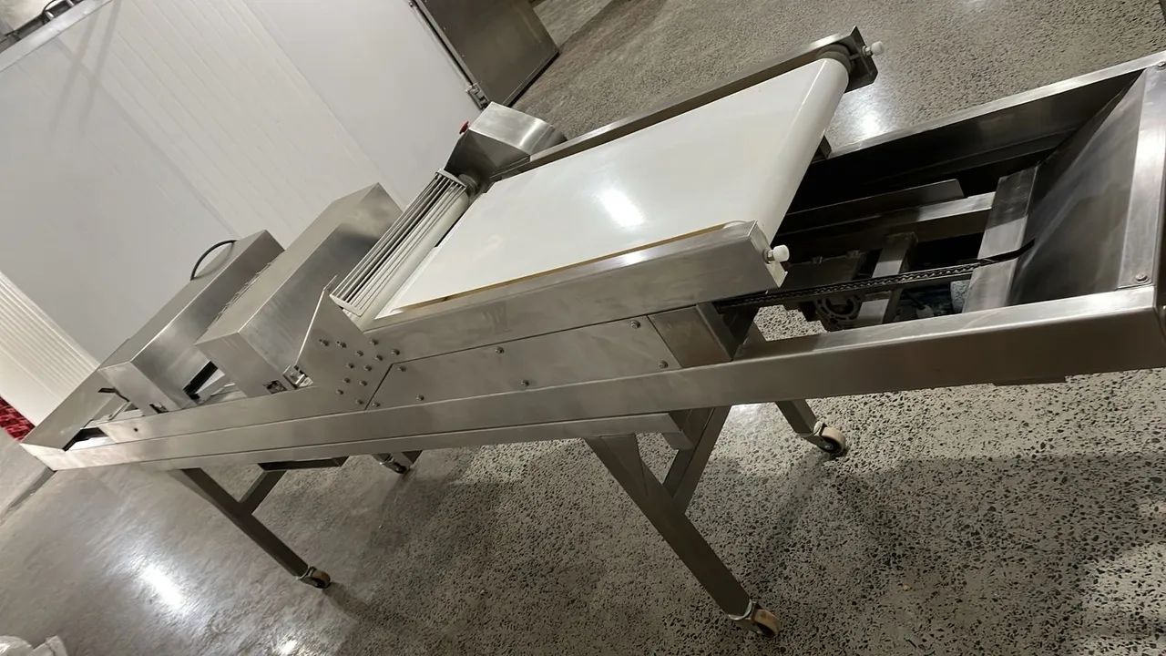 Máquina aut para bisnaguinha pão de alho e hot dog Industrial - Foto 2