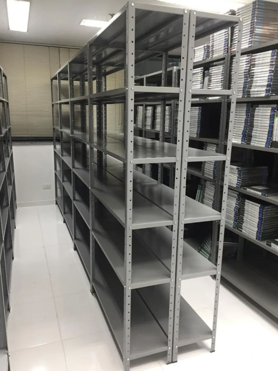 Equipamentos Comerciais - Gôndolas, Estantes, Expositores e Refrigerados - Foto 2