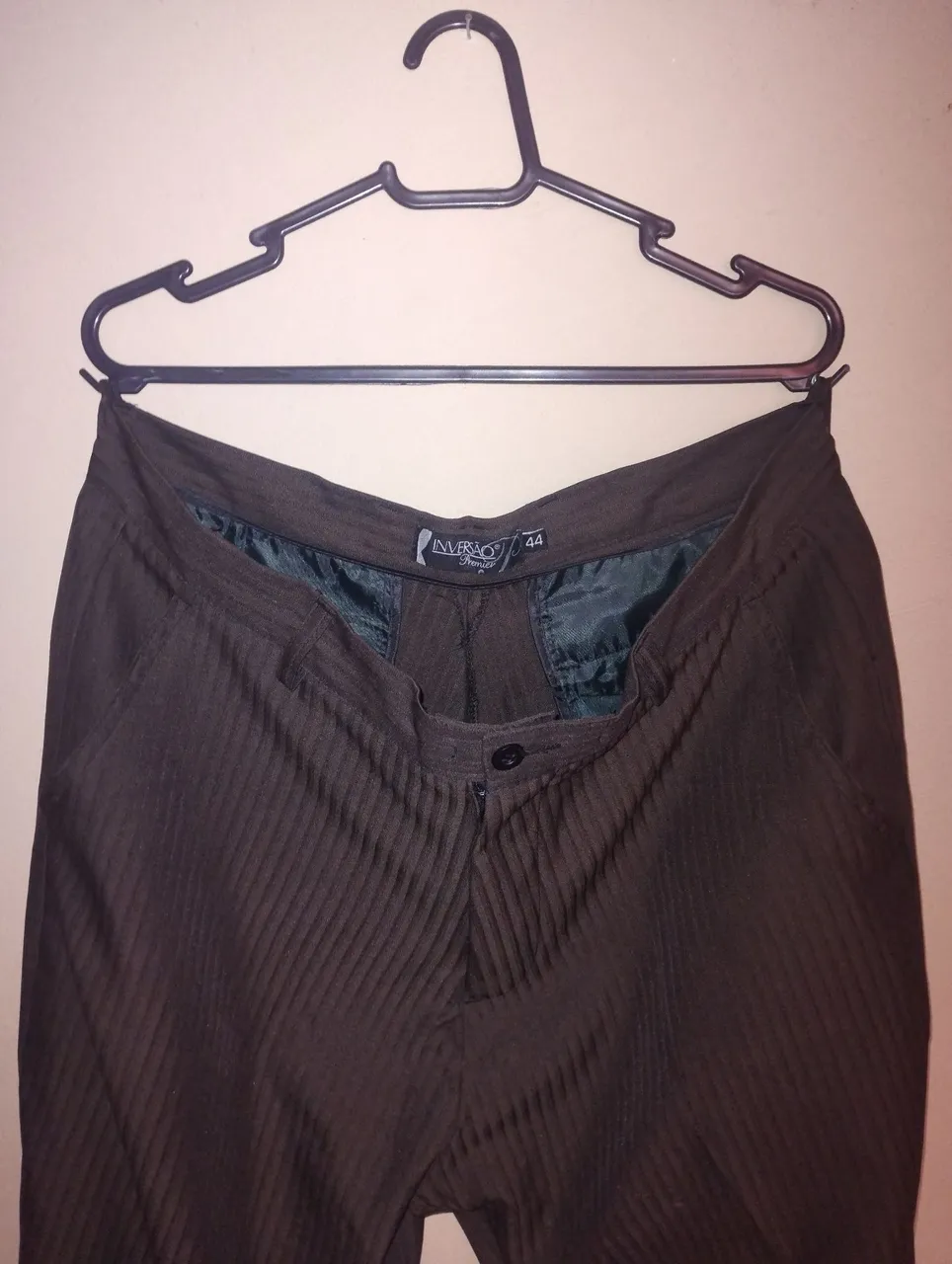 Calça social INVERSÃO PREMIUM. Marrom padrão listrado. TAMANHO 44.