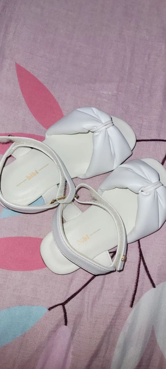Sandália infantil branca, tamanho 24