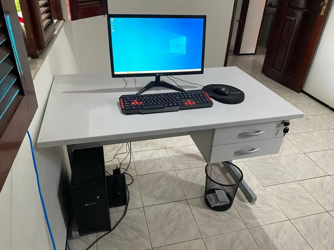 Mesa de escritório com gaveteiro