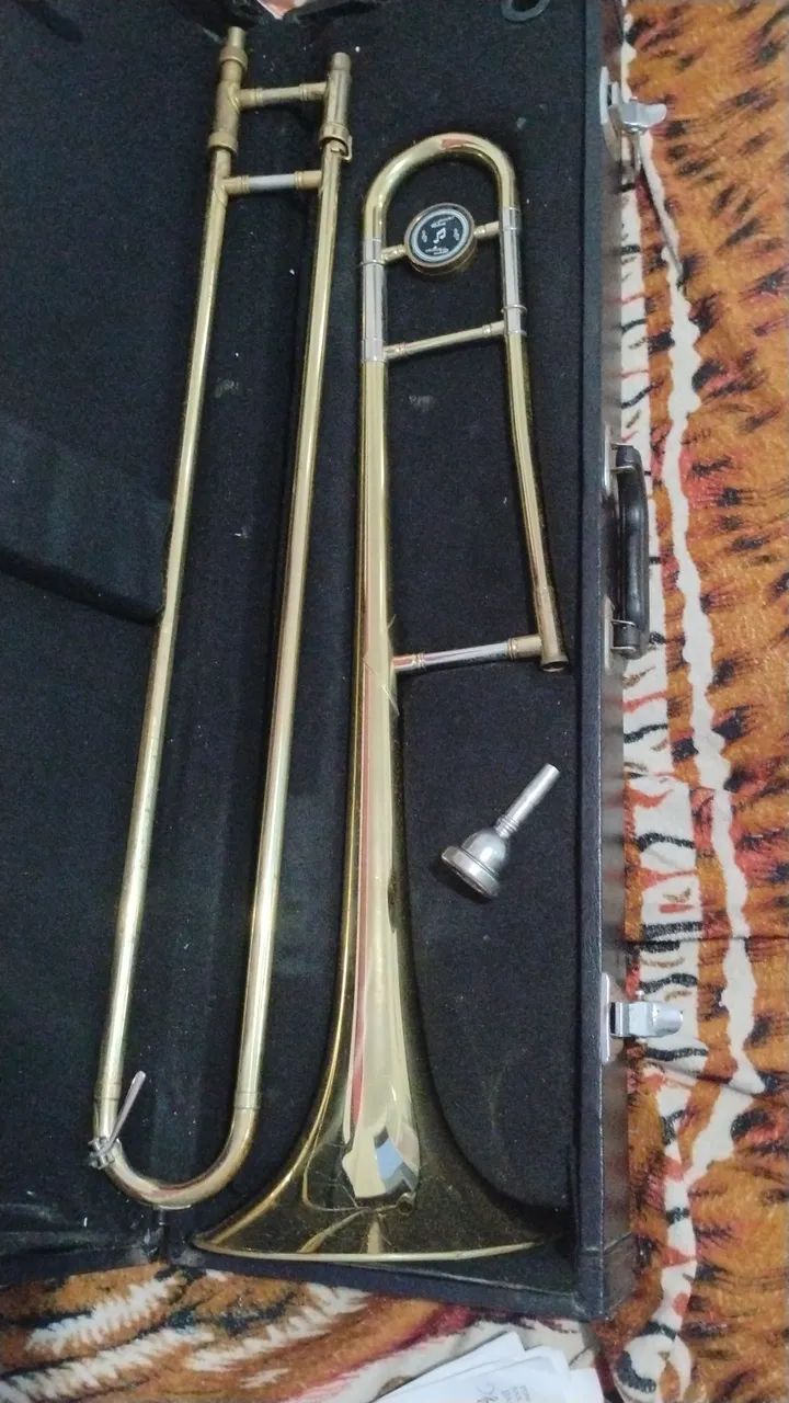 Trombone de metal usado em ótimo estado - Foto 2