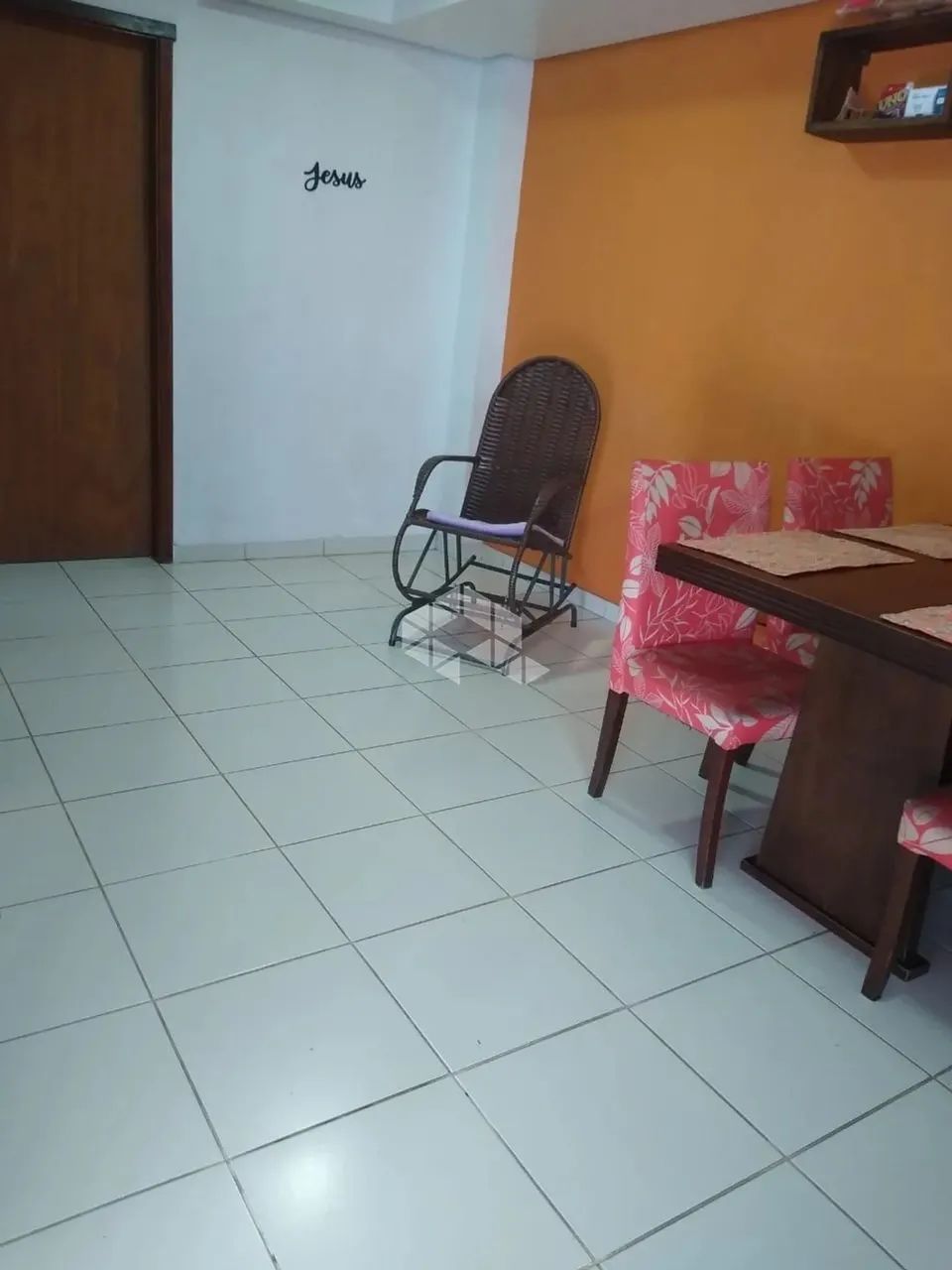 Sobrado à venda, de 2 dormitórios/quartos, 2 vagas de garagem, Bairro Restinga, área priva