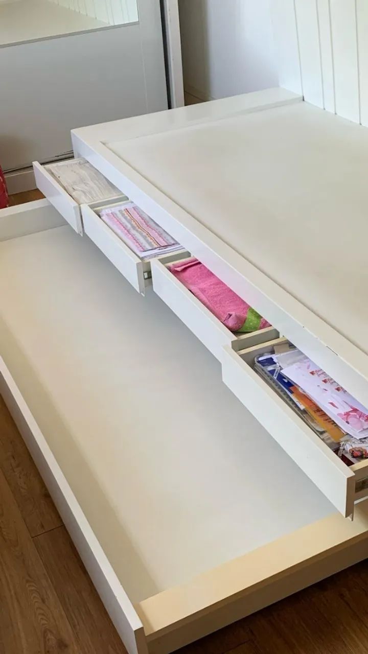 Bicama de madeira maciça laqueada de branco com 4 gavetas