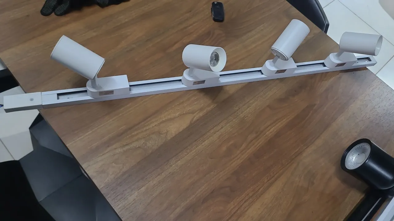 Trilho com 4 Spots de LED - Iluminação Moderna