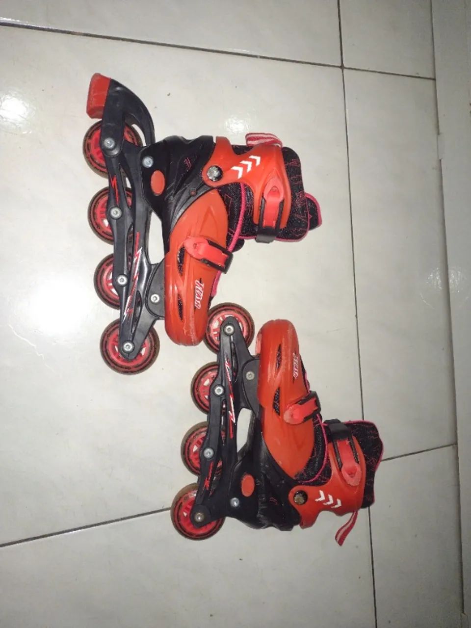 Patins vermelhos com proteção número 32-35  - Foto 3