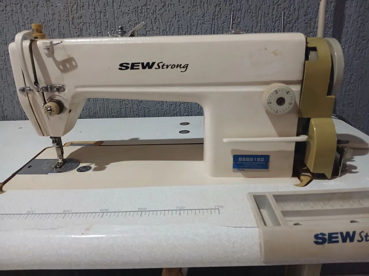 Máquina de costura industrial reta Bew Strong - Foto 3